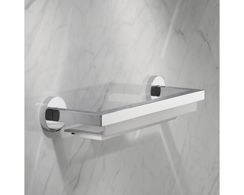 Étagère murale en verre et métal dans la salle de bain