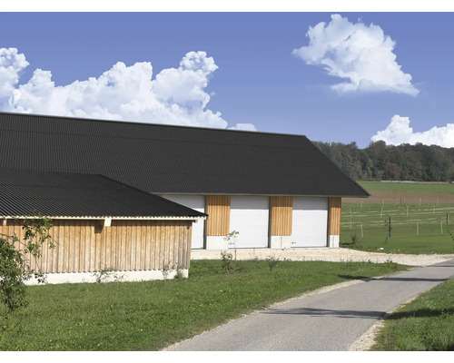 Gebäude mit Trapezblechdach und Rolltoren