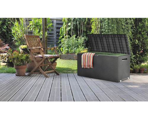 Gartenmöbelbox mit geöffnetem Deckel und Gartenstuhl auf einer Terrasse