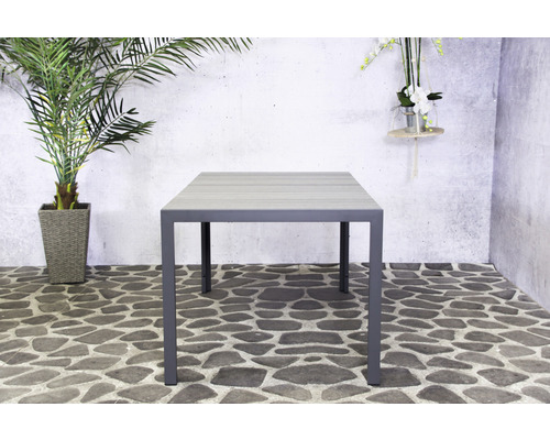 Quadratischer Gartentisch aus Metall und Holz