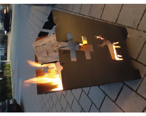 Feuerstelle aus Metall mit Holzbefeuerung und Motiven