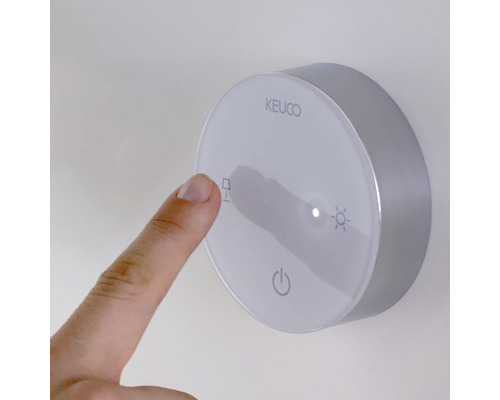 Keuco Lichtschalter mit Finger auf dem Lampensymbol