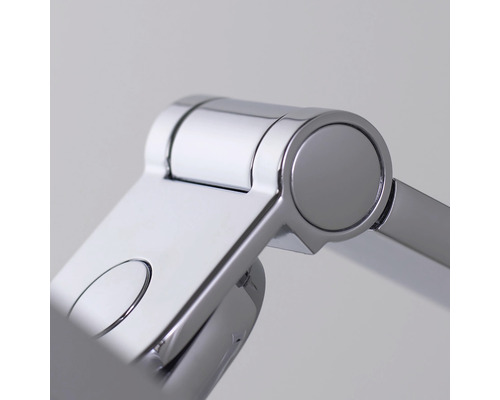 Detailaufnahme eines verchromten Wasserhahn-Gelenks