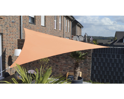 Dreieckiges Sonnensegel zur Beschattung einer Terrasse.