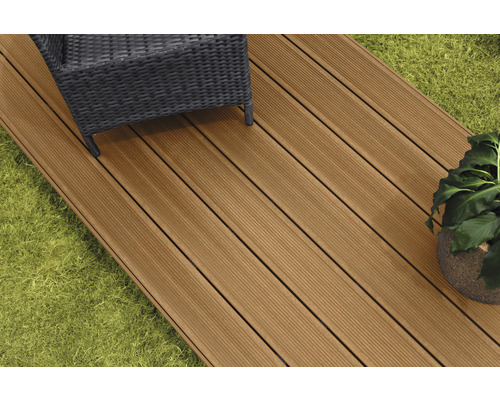 Lames de terrasse en bois avec mobilier de jardin et plante