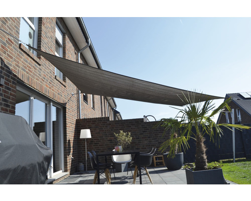 Terrasse mit Sonnensegel, Tisch und Pflanzen für den Aussenbereich