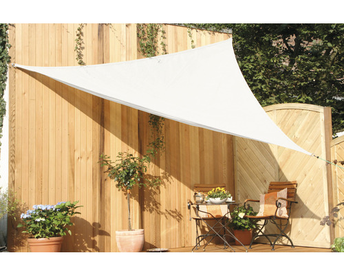 Terrasse mit dreieckigem Sonnensegel, Gartenmöbeln und Pflanzen