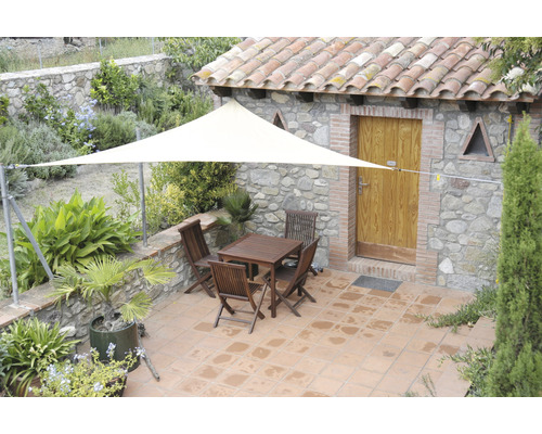 Aussenbereich mit Sonnensegel, Tisch und Stühlen auf einer Terrasse