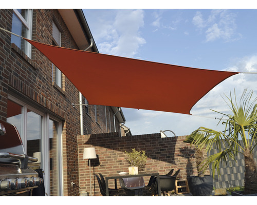 Terrasse avec voile d''ombrage triangulaire comme parasol