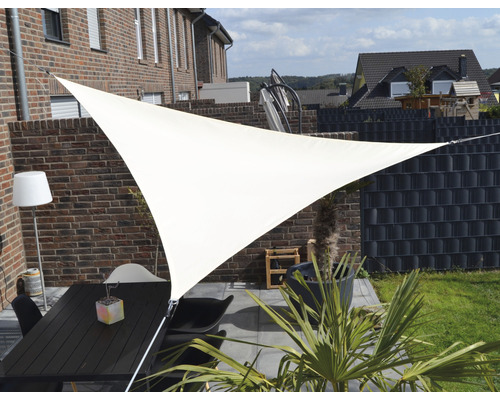 Dreieckiges Sonnensegel über einer Terrasse mit Tisch und Stühlen.
