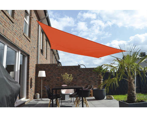 Aussenbereich mit Sonnensegel, Tisch, Stühlen und Pflanzen