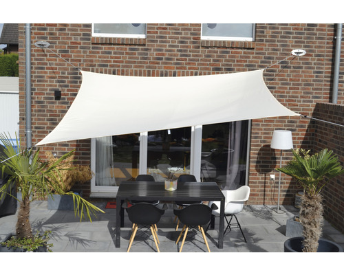 Terrasse avec voile d''ombrage, table et chaises pour l''extérieur