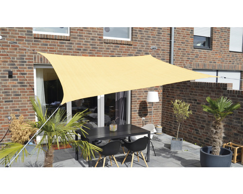 Terrasse avec voile d''ombrage, table de jardin et plantes