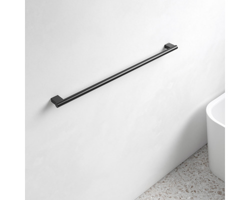 Schwarzer Handtuchhalter an einer weißen Wand im Badezimmer.