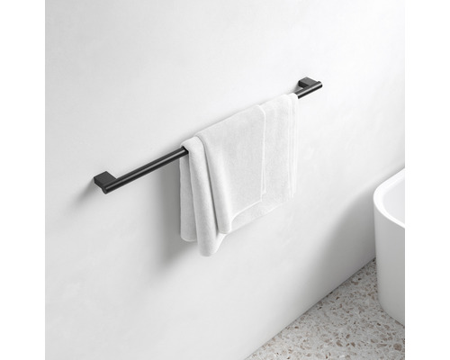 Schwarzer Handtuchhalter mit Handtuch an einer Badezimmerwand