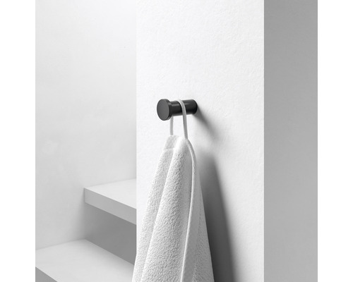 Schwarzer Handtuchhaken mit Handtuch an der Wand