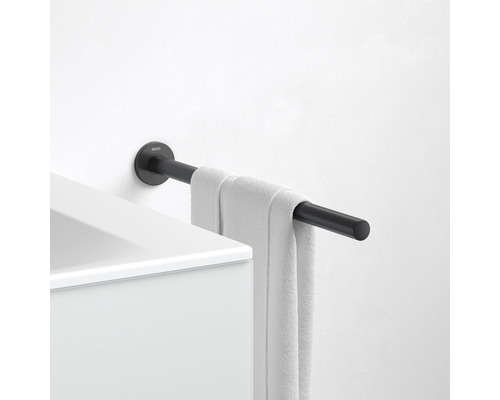 Porte-serviettes noir avec serviette montée sur un mur blanc