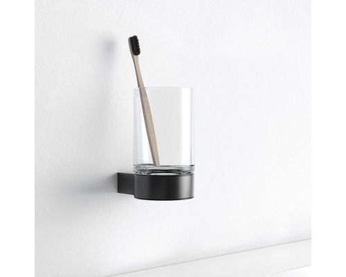 Wandmontierter Zahnputzbecher mit Zahnbürste