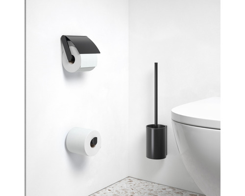 Badezimmer Szene mit Toilettenpapierhalter, Toilettenpapier und Toilettenbürste