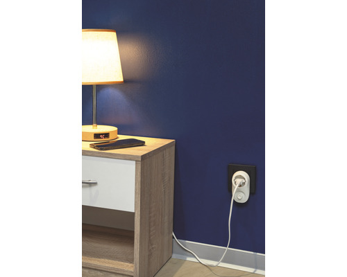 Scène avec table de chevet, lampe et prise intelligente