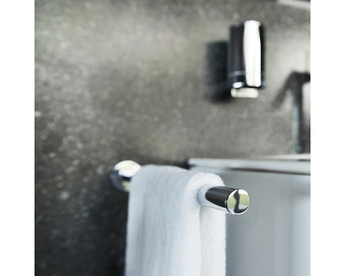 Handtuchhalter mit Handtuch im Badezimmer.