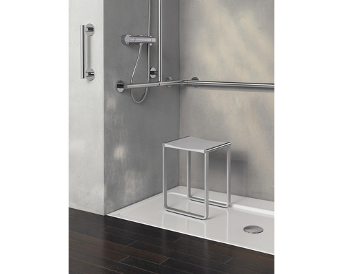 Barrierefreie Dusche mit Haltegriffen und Duschhocker für mehr Komfort und Sicherheit