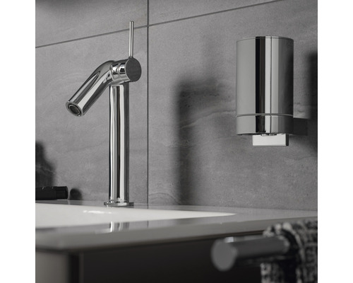 Waschtischarmatur und Seifenspender im Badezimmer