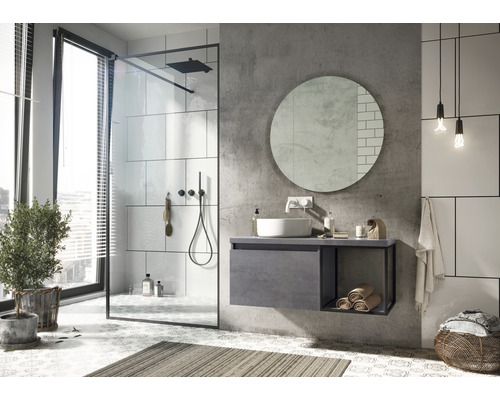 Salle de bains avec douche, meuble-lavabo, miroir et accessoires pour une ambiance moderne.