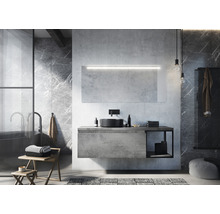 Modernes Badezimmer mit Waschtisch, Spiegel mit Beleuchtung und Badewanne