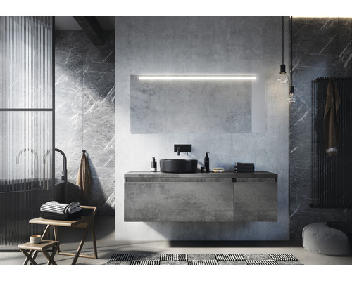 Modernes Badezimmer mit Waschtisch, Spiegel mit Beleuchtung und Badewanne