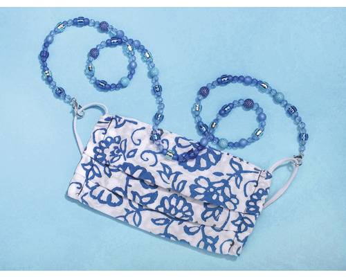 Masque facial en tissu à motifs bleus avec une chaîne de perles bleues