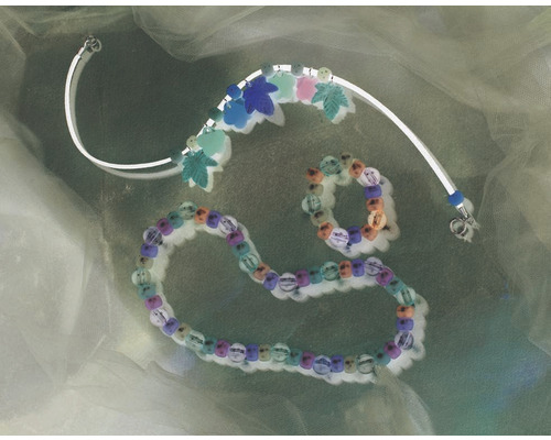 Ensemble de bijoux avec collier de perles, bracelet et bandeau