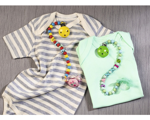 Deux bodies pour bébé avec des chaînes de sucette