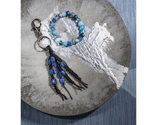 Porte-clés et bracelet avec perles sur une assiette