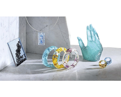 Schmuckstücke mit floralen Elementen auf Marmoroberfläche