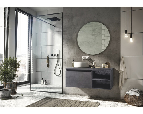 Modernes Badezimmer mit Dusche, Waschtisch, Spiegel und Beleuchtung