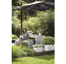 Jardin avec parasol, table, bancs et jardinières plantées