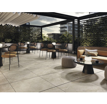 Terrasse avec mobilier de salon et carrelage