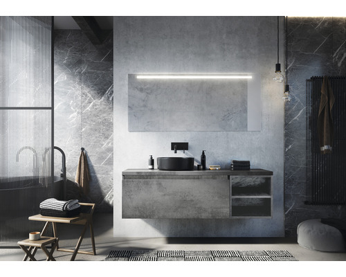 Modernes Badezimmer mit Waschtisch, Spiegel mit Beleuchtung, Aufsatzwaschbecken und Accessoires.