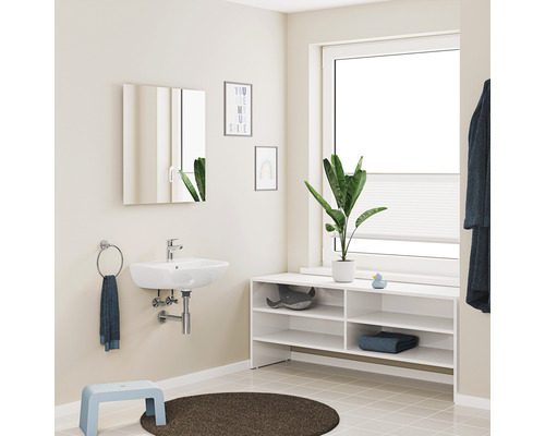 Salle de bain avec lavabo, armoire de toilette, étagère et décorations pour enfants
