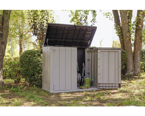 Gartengeräteschrank aus Kunststoff mit geöffnetem Deckel im Garten