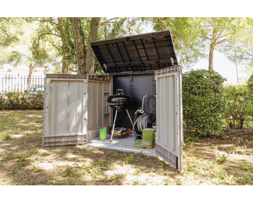 Geöffneter Gartenschrank mit Grill und Gartenzubehör