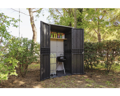 Geöffneter Geräteschuppen aus Kunststoff mit Regalen, Grill und Leiter im Garten