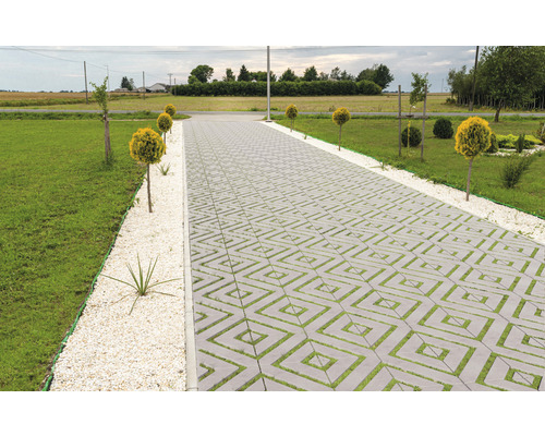 Einfahrt mit Rasengittersteinen und Kiesstreifen