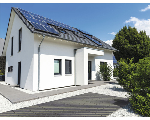 Einfamilienhaus mit Solaranlage und gepflasterter Einfahrt