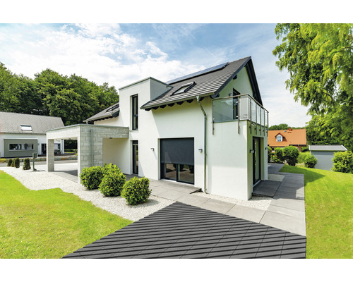 Ansicht eines modernen Hauses mit Rollladen, Terrasse und Garten