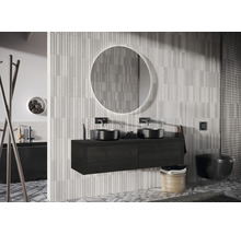 Salle de bain lumineuse avec meuble-lavabo double, miroir rond et mur carrelé