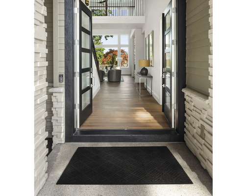 Hall d''entrée avec paillasson et porte ouverte