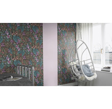 Chambre décorative avec papier peint à motifs, lit et fauteuil suspendu