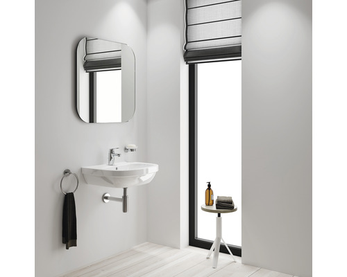 Salle de bain avec lavabo, miroir, porte-serviettes, porte-savon et fenêtre